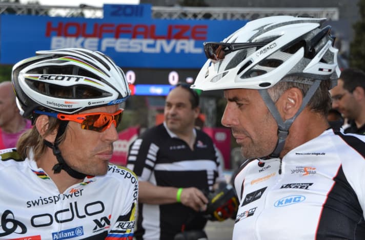 Medaillen-Sammler unter sich: Thomas Frischknecht und Mike Kluge 2011 bei einem Promi-Rennen in Houffalize/Belgien.