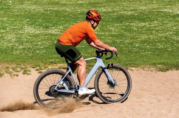 Die gute Gewichtsverteilung auf dem Rouvida gibt top Kontrolle, es braucht dazu aber einen Grundstock an Fahrtechnik.