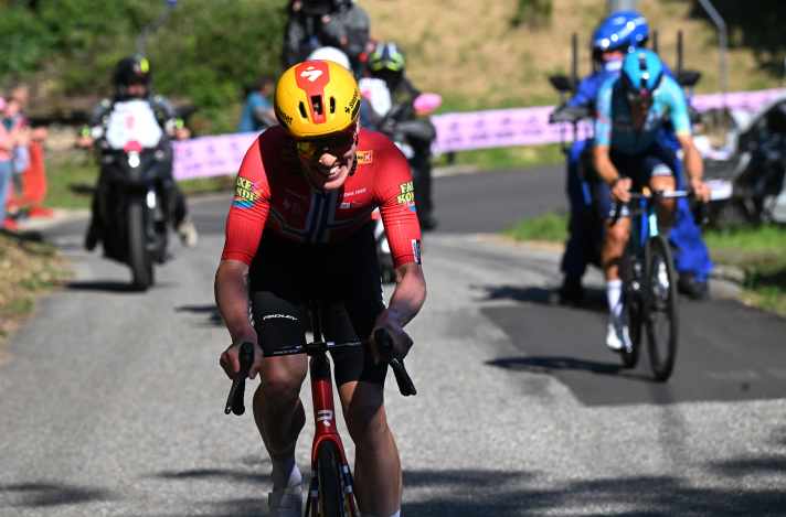 Andreas Leknessund (Uno-X Mobility) a attaqué dans la dernière ascension, mais a été repris par Alberto Bettiol (XDS Astana Team).