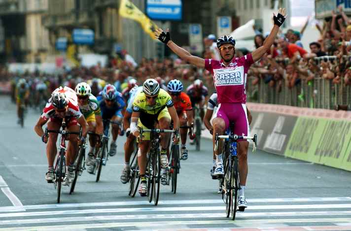 Alessandro Petacchi gewann damals neun Etappen beim Giro. Dass sein Team fast jede Etappe dominierte, half auch Fabian Wegmann. Denn in die Fluchtgruppe wollten viele Fahrer gar nicht mehr.