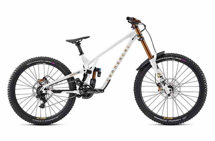 Commencal Supreme V5: Suspension travel: 200/220 mm, 18.2 kg, mullet.