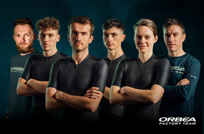 Neu für 2023 im UCI Mountainbike-Worldcup unterwegs: Das Orbea Factory Team mit vier Fahrern um Pierre de Froidmont und Anne Tauber (beide vorne).
