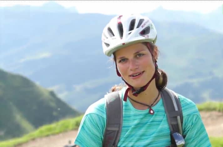   Steffi Marth erklärt, worauf es ankommt, wenn man mit dem MTB Anliegerkurven fahren will.