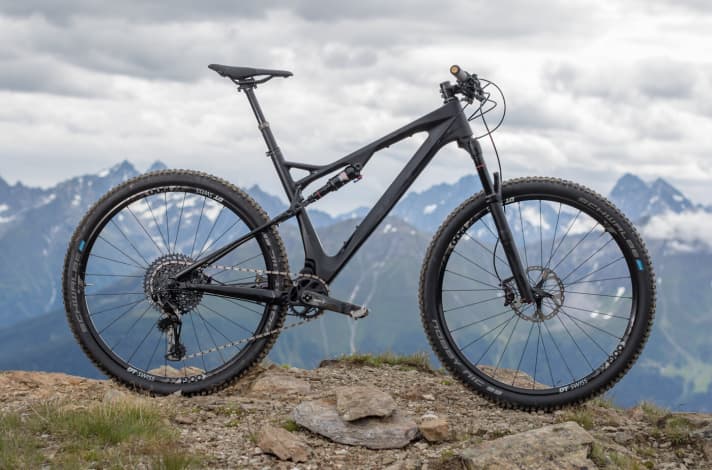   The top model XF 999 TR costs 4000 euros and weighs 11.9 kilos without pedals. With its sporty design, it makes touring riders hungry for altitude metres particularly happy.