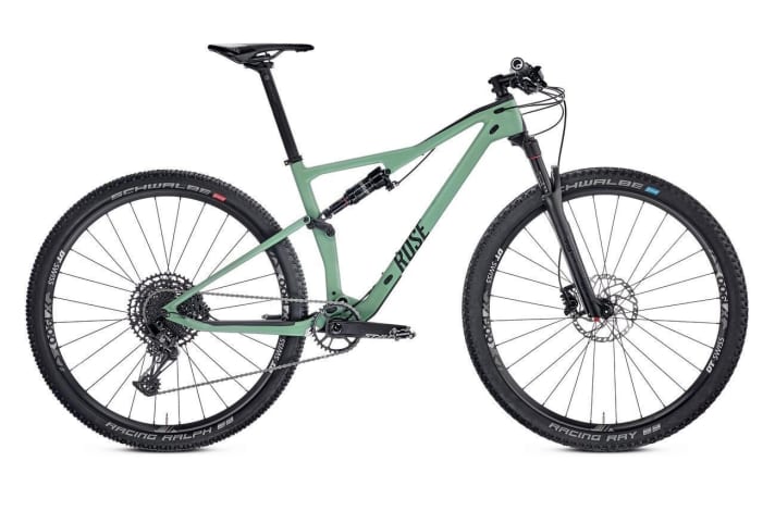   The affordable alternative: The <a href="https://www.awin1.com/cread.php?awinmid=11768&awinaffid=471469&clickref=B++Thrill+Hill+1&ued=https%3A%2F%2Fwww.rosebikes.de%2Frose-thrill-hill-1-2698579" target="_blank" rel="noopener noreferrer">Thrill Hill 1</a> * for 2599 euros is based on the same carbon frame as the tested model. The 100 mm fully comes with Rock Shox suspension, Sram NX Eagle 1x12 gears and DT Swiss X1900 wheels. It is said to weigh 11.8 kilos in size M.