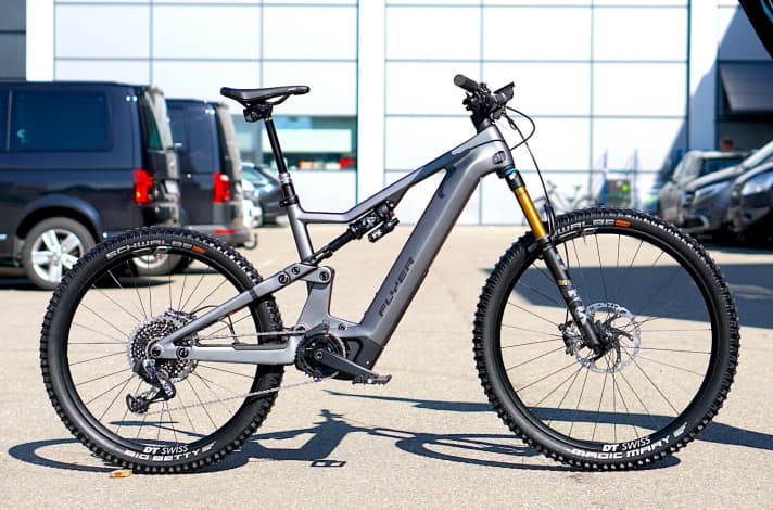   The Uproc X 9.50 is the top model in the series and costs 9999 euros with electronic AXS components from Sram and Fox Factory suspension.