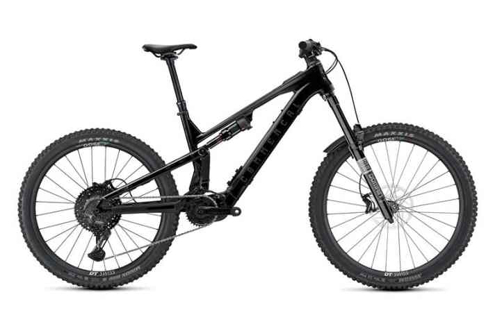 The entry-level model Commencal Meta Power SX Avinox Ride is a fully-fledged enduro bike and at 6892 euros no longer really cheap. But it has a lot of downhill potential.