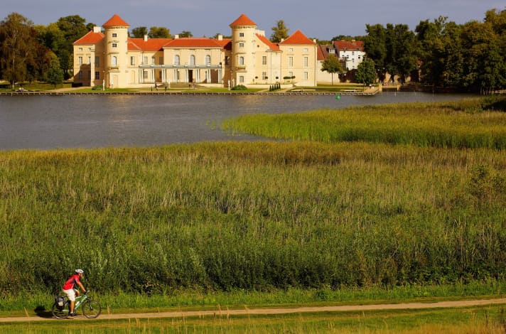"Der Kabarettist Rainald Grebe hat in seinen bitterbösen Liedern nicht gerade ein Loblied auf den "wilden Osten" Brandenburgs gesungen. Doch ich war mehr als positiv überrascht: Über die abwechslungsreiche Landschaft, die zahlreichen historischen wie lebendigen Kleinstädte mit ihren kulturellen Schätzen und die bestens ausgebauten Radwege im Havel- und Neuruppiner Land." - Sven Bremer