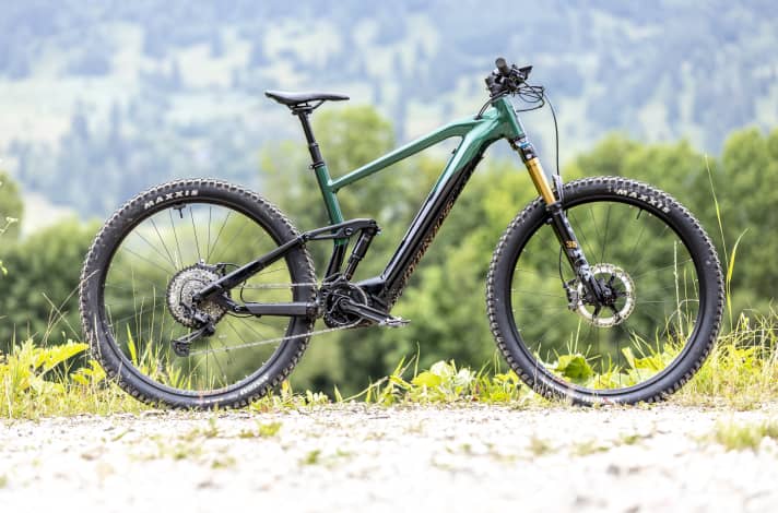 Das Moustache Samedi 29 Trail 9 kostet 7499 Euro. Wer in die vollen gehen möchte, bekommt noch eine hochwertigere Version mit Carbonlaufrädern.