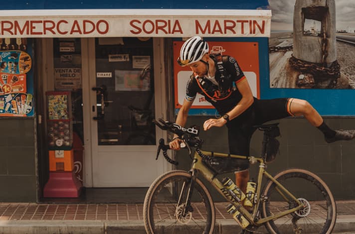 The snacks he had bought were successfully stowed in the frame bag, and on we go. Sebastian Breuer had a total of three small bags on his bike and a hydration pack on his back.