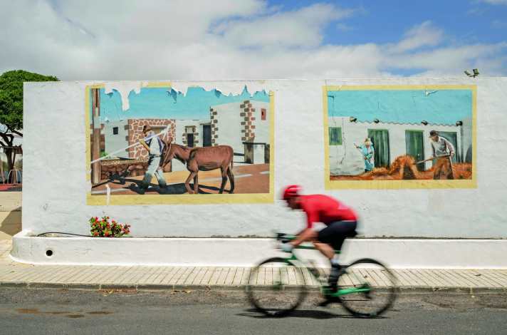 Cycle tour Lanzarote: Murals in the village of Mozaga, in the centre of the island, show the local farming tradition.