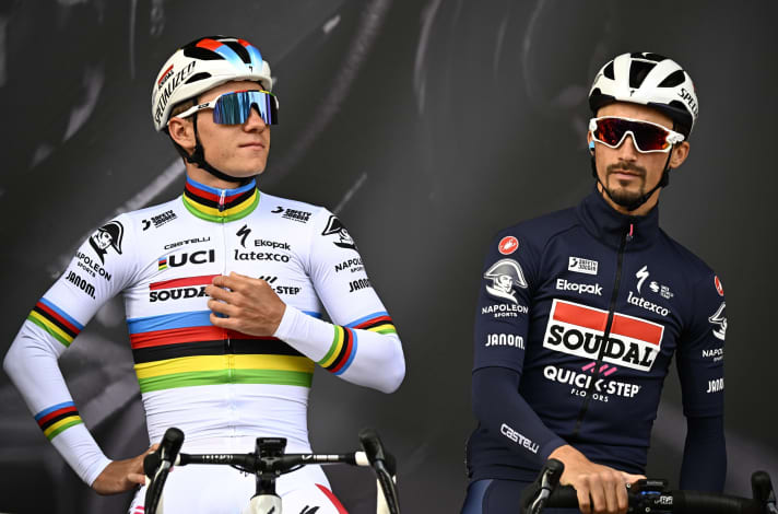 Julian Alaphilippe (rechts) soll mehr verdient haben als Remco Evenepoel