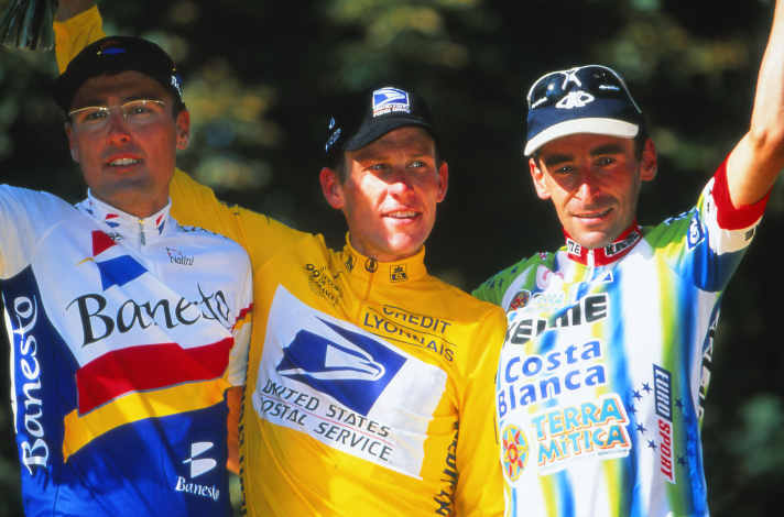 Lance Armstrong sur le podium à Paris en 1999, encadré par Alex Zülle (à gauche) et Fernando Escartin (à droite).