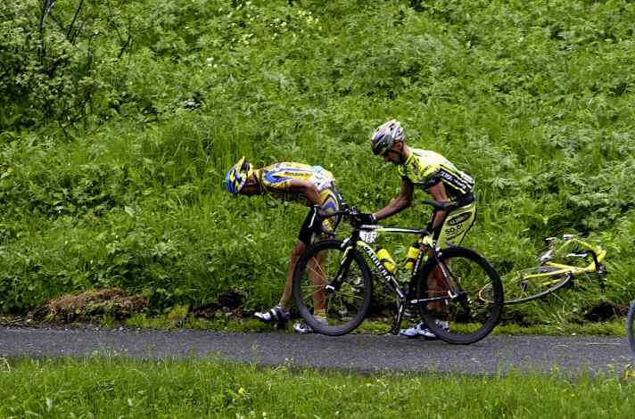 Marco Pantani (left) and Stefano Garzelli after their crash in the descent from the Colle di Sampeyre in 2003