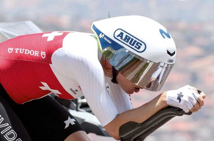 La championne du monde de contre-la-montre se sent relativement à l'aise sur son nouveau vélo avec un nouveau cockpit