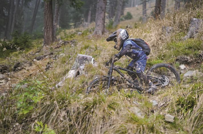 Mit den Kinder-Klamotten von Maloja und Protektoren von Scott kann Felix den ganzen Tag durch den Bikepark fetzen.