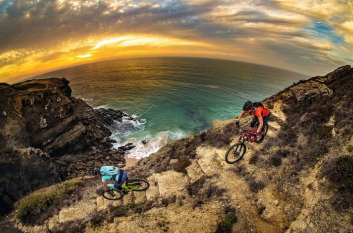   Portugal, Sintra trails: Trail hunting right down to the sea in shorts and a shirt: in the Sierra de Sintra near Lisbon, this is possible even in January.