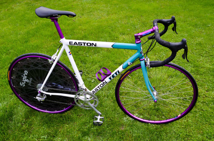 Yeti Road Project, Baujahr 1994, 20,5 Zoll, in Weiß/Türkis mit originalem Sugino Disc, Shogun-Felgen, Ringlé, Chris King und Campagnolo-Ausstattung. Christian hat es auf Ebay von einem szenebekannten Yeti-Sammler ersteigert.