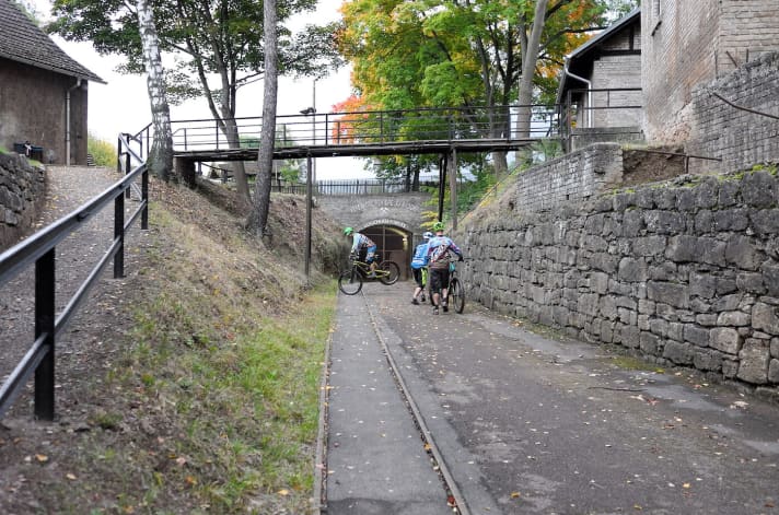   Fahrstuhl? Abseilen? Ins Innere des Bergwerks geht es easy per Bike. Einfach durch das Gittertor schlüpfen, schon ist man drin.