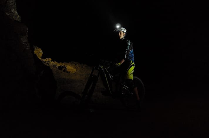   After a few metres, it becomes pitch black. You are only 10 metres underground, but completely cut off from daylight. There are no light shafts, nor are there any great floodlights. Only the helmet lamp fights against the omnipresent black in most tunnels.