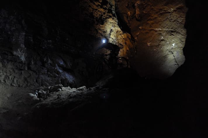   In contrast to the salt mine in Sondershausen, where bikers have been guided through the wide, easily navigable shafts since the mid-1990s, the corridors in the Kamsdorf mine are narrow and rough. Even enduro riders get their money's worth here.
