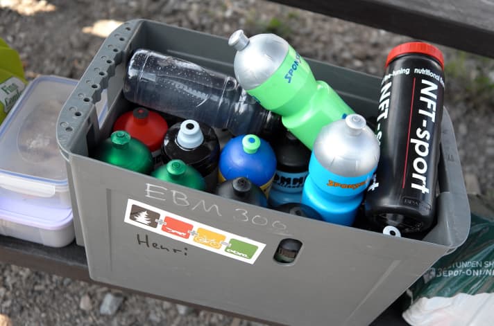 This time, our reporter put his full trust in the loading powder. Two bottles were mixed for each lap. For a change of pace, he also placed a bowl of boiled boiled potatoes in the paddock.