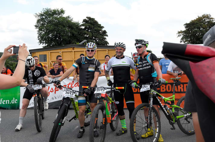 Shortly before 3 p.m., the race is about to start. Henri Lesewitz (start number 3011) lines up for a souvenir photo.