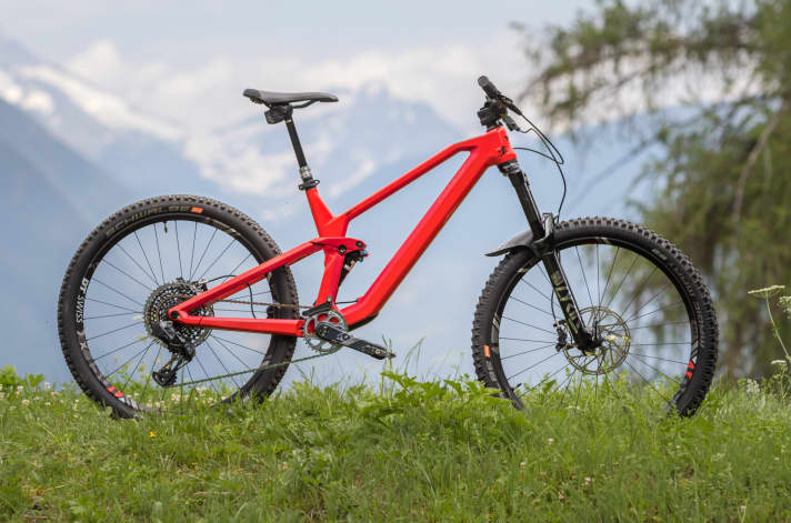   The 27.5-inch version of the 2020 Conway WME gets its own carbon rear triangle and a shock with a different mounting dimension than its 29-inch brother. The developers want to tease 170 millimetres of travel out of the suspension. In addition, the geometry is adapted to the smaller wheels with an adapter headset (high lower shell).