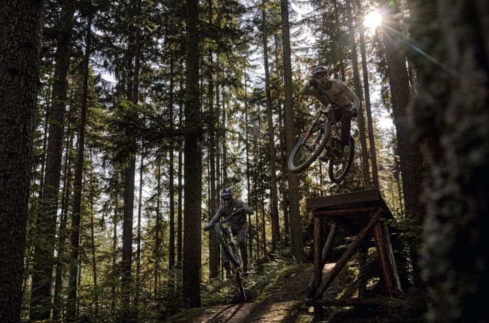   Bikepark Špicák oder Bikepark Lipno (im Foto) – aus den von Fichten und Tannen getarnten Trail-Landschaften möchte man am liebsten gar nicht mehr auftauchen.