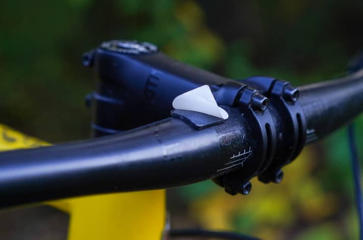 Anti-Rutsch-Patch: Damit das Display fest sitzt, kommt zwischen Lenker und Aufnahme eine beidseitig klebende Unterlage.