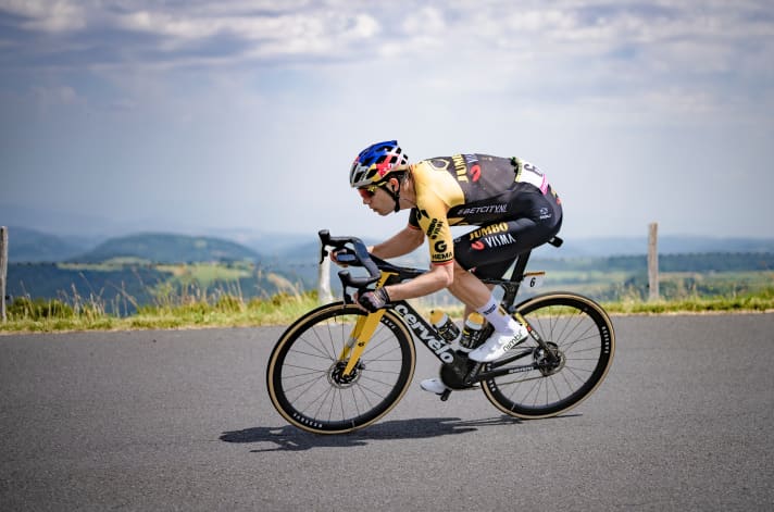 Tour de France: madness on narrow tyres!