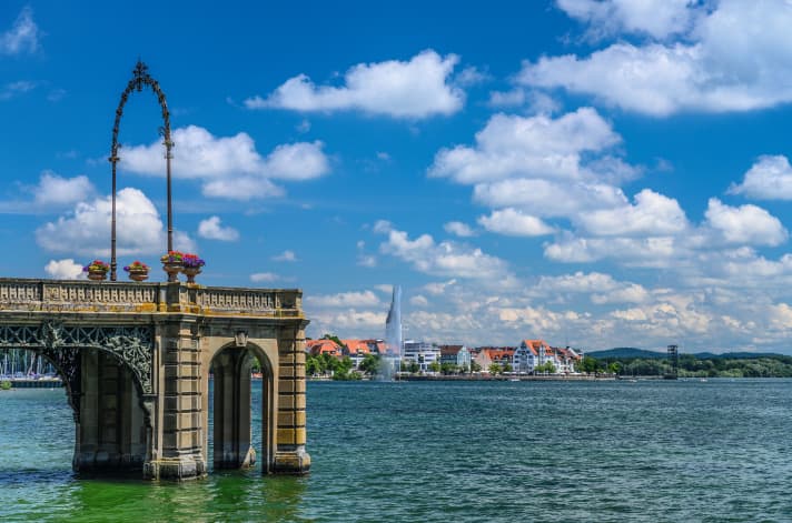 Baroque architecture can also be found directly on the lake: the Schlosssteg in Friedrichshafen.