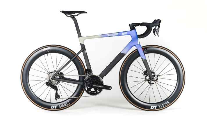 The <a href="https://www.awin1.com/cread.php?awinmid=11768&awinaffid=471469&clickref=B+Rose+Xlite+UNLTD+Dura-Ace+DI2&ued=https%3A%2F%2Fwww.rosebikes.de%2Frose-xlite-unltd-dura-ace-di2-2708105" target="_blank" rel="noopener noreferrer nofollow">Rose Xlite UNLTD Dura-Ace DI2</a>*