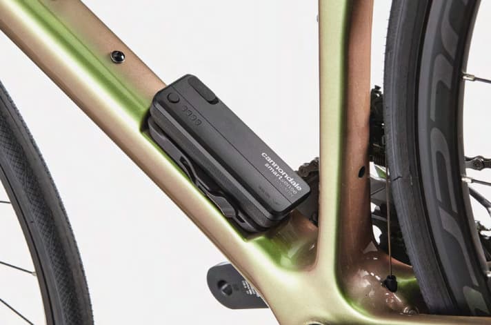   Lichtanlage und Garmin-Radar werden am Cannondale Synapse Carbon vom zentralen Akku gespeist, der vor dem Tretlager auf dem Unterrohr sitzt. 