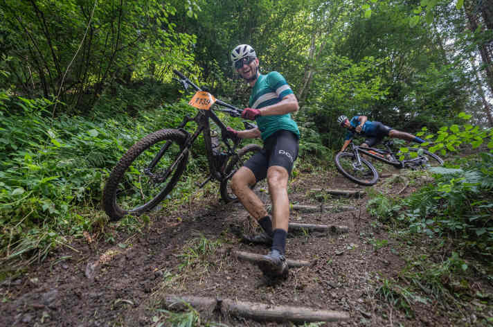 Lachen bitte! Der ein oder andere Trail war von den nächtlichen Gewittern feucht und so nochmals anspruchsvoller.