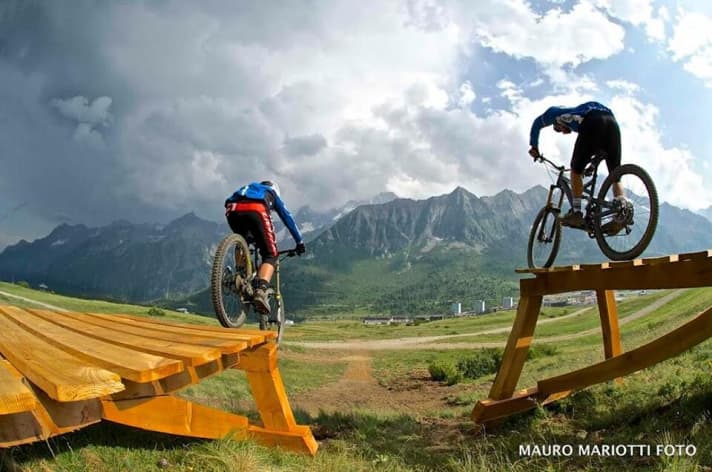   Spaß für alle: auf den gemäßigteren Trails des Bikepark Passo del Tonale fahren Hobby-Freerider näher an der Komfortzone. Hier im Bild: die gut gebauten Holzdrops.