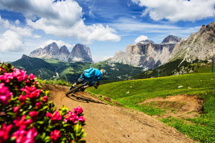   Da legt man sich doch gerne in die Kurve – ein schöneres Gebirge als die Dolomiten gibt es nicht. Tipp: Wetter checken – das kann in dieser Höhe ziemlich launisch sein, selbst im Sommer.