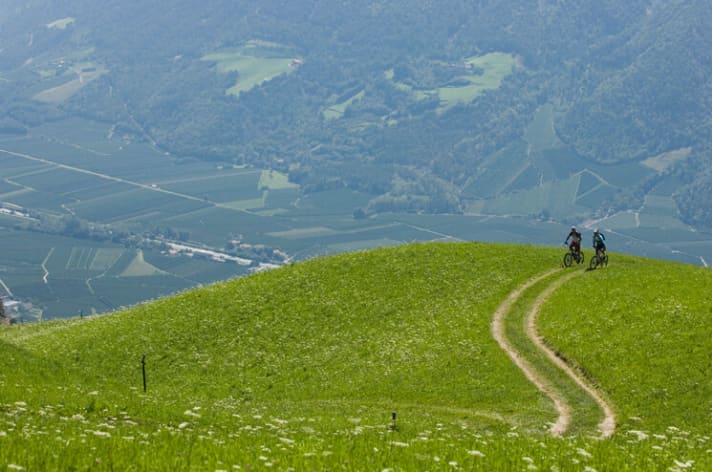  You can bike in Latsch almost all year round. However, it is not so green in the winter months.