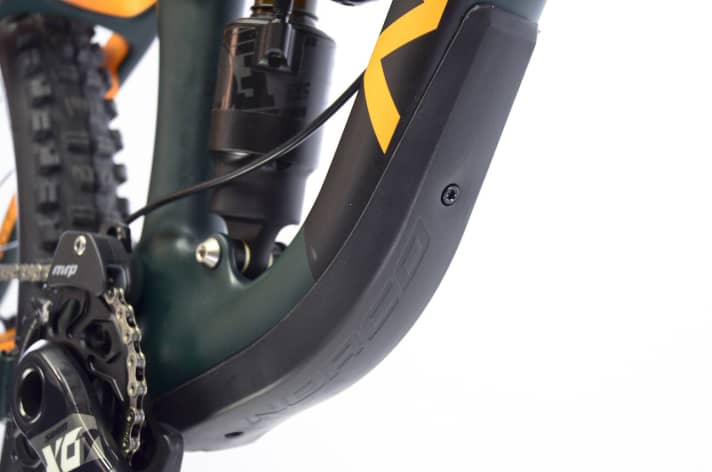   Well protected: A solid shock absorber sits on the down tube. The chain and seat stays are also protected against chain slap.
