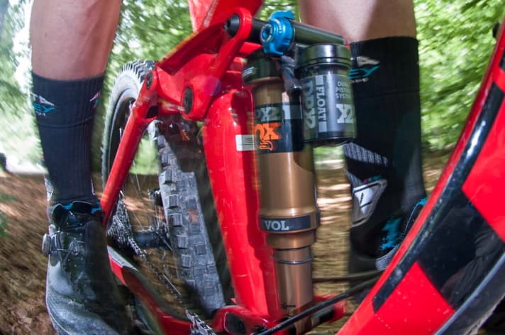   Showtime! During the test rides, the new Fox damper ensured calmness and the best ground contact with full traction on rough sections with fast stroke sequences.