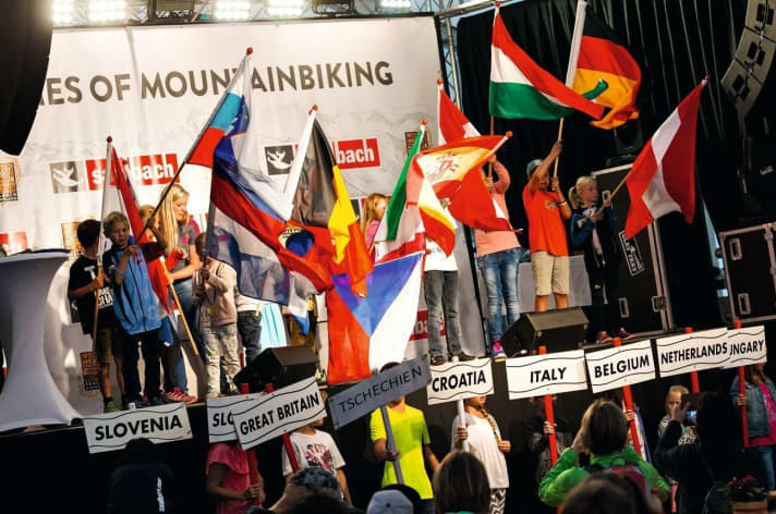   The first atmospheric highlight: the march-in of the nations.