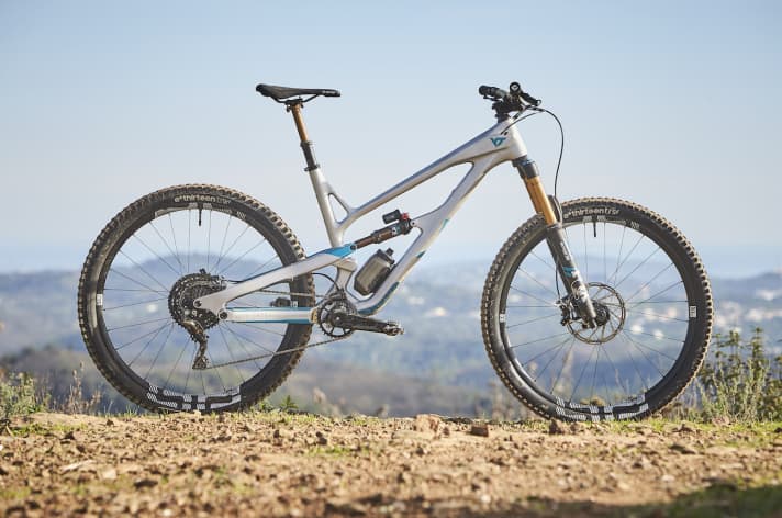   The top model Jeffsy 29 CF Race Pro in all its splendour. It goes for 5299 euros over the counter.