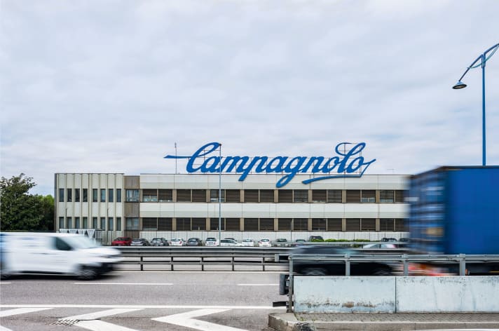 Im Industriegebiet von Vicenza ist der gut 36 Meter lange Campagnolo-­Schriftzug kaum zu übersehen. Die Schnellstraße trennt die Zentrale von der Tochterfirma Fulcrum