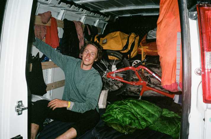 Hire car? No, Peter Kaiser tours British Columbia in a moving van. "Much cheaper", Peter knows after many trips through the Holy Land of freeriding.