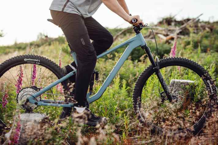 The Rockshox Lyrik Select+ suspension fork and the Super Deluxe Select+ RT shock can be found on the Root Miller 2 for € 2699.