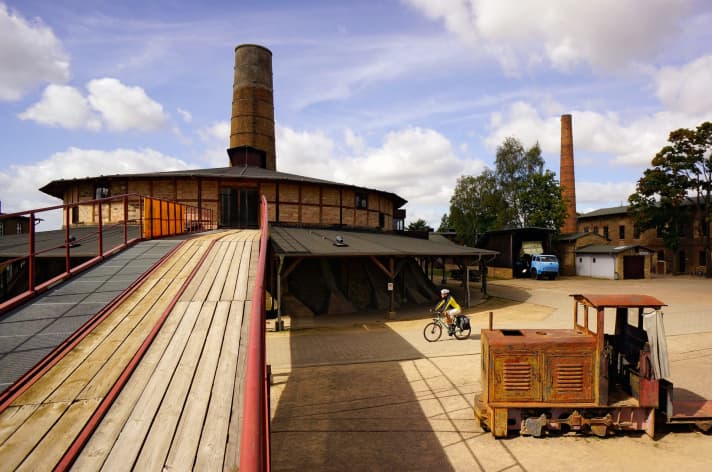 Im Ziegeleipark lassen sich drei Epochen der Industrialisierung nachvollziehen. Eine neue Ausstellung „Bausteine für Berlin“ entführt die Besucher auf eine Zeitreise in die Zehdenicker Ziegelindustrie.