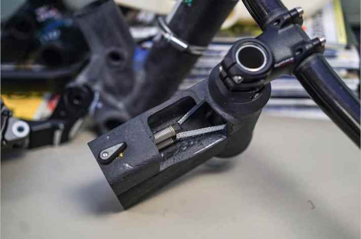 MTB prototype: As you can clearly see, the springs are connected to the steerer tube by a strap and are tensioned when steering. The springs provide the return force.