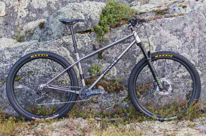 Geboren aus der Liebe zum Biken und zum Punkrock: Fürs Päsillä Juntu Titan-Hardtail taten sich ein paar finnische Freunde zusammen.
