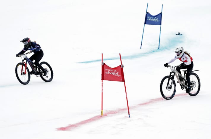 Zwei Starter, ein Gewinner. Beim Dual Slalom gilt das K.-o.-System.