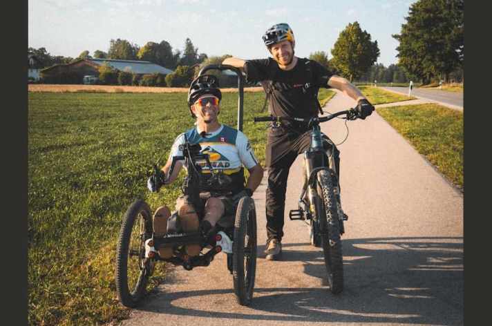 Tarek Rasouli mit seinem Bowhead-Bike. Rechts: Danny MacAskill auf seinem Santa Cruz Vala.